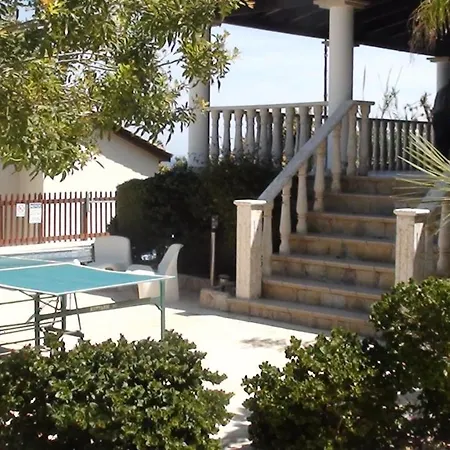 Harbourbiew Villa Pomos